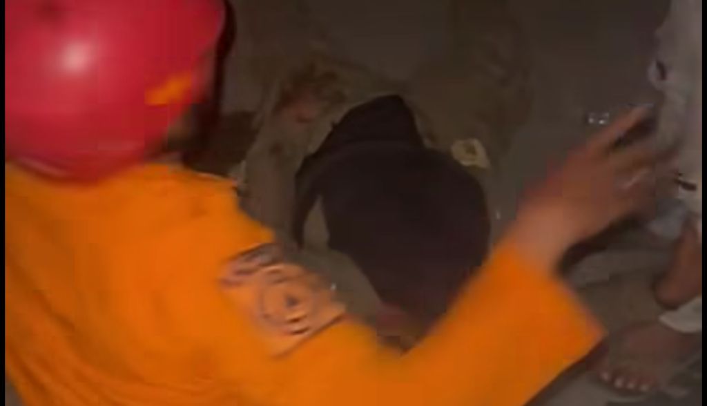 Petugas BPBD dan Damkar Makassar mengevakuasi korban kebakaran di DPRD Kota Makassar, Jumat (29/8/2025)