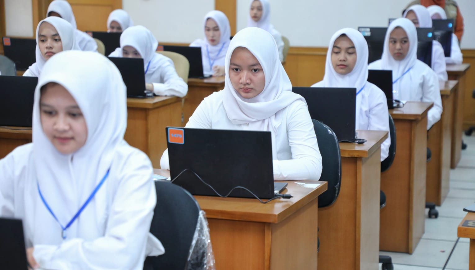 Peserta ujian masuk sekolah kedinasan di Bandung. Foto KemenpanRB