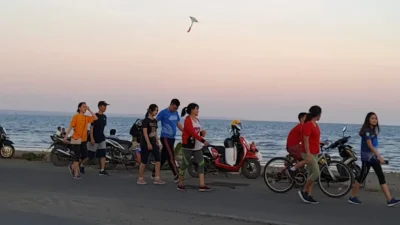 Jogging di Pantai Merpati Bulukumba, salah satu daerah yang siaga cuaca ekstrem.
