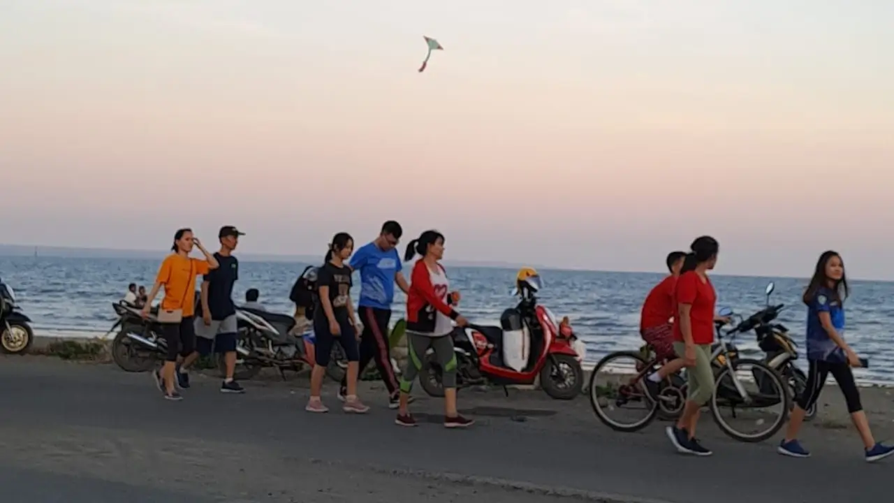 Jogging di Pantai Merpati Bulukumba, salah satu daerah yang siaga cuaca ekstrem.