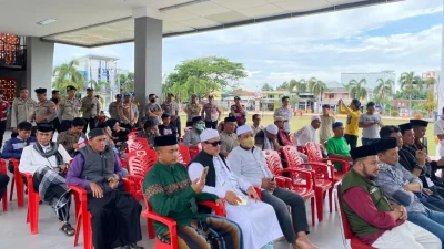 Puluhan warga unjuk rasa di halaman ICDT dan Panggung Aspirasi Lapangan Pemuda Bulukumba, Jumat (27/2/2026)