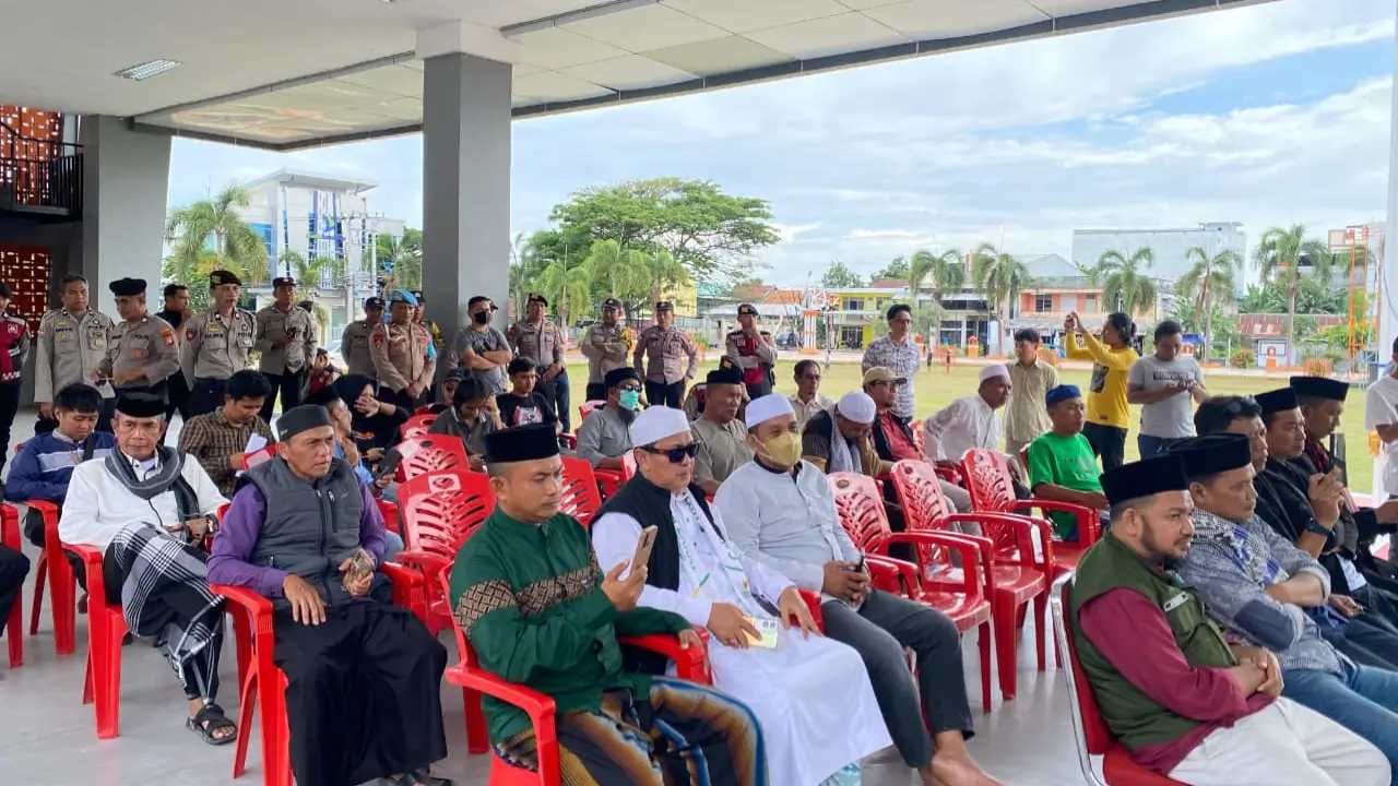 Puluhan warga unjuk rasa di halaman ICDT dan Panggung Aspirasi Lapangan Pemuda Bulukumba, Jumat (27/2/2026)