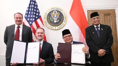 Menko Perekonomian Airlangga Hartarto menyampaikan kesepakatan tarif nol persen RI-AS kepada media di Washington DC.
