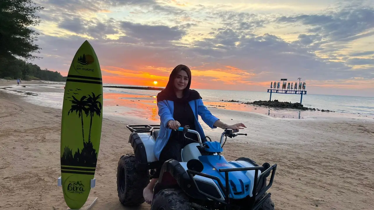 Atraksi di Pantai pasir putih Bira Tengah Pulau Madura. Foto Desa Wisata