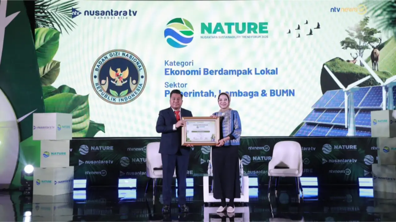 Kepala Biro Hukum dan Humas BGN saat menerima penghargaan Nusantara Sustainability Award 2026
