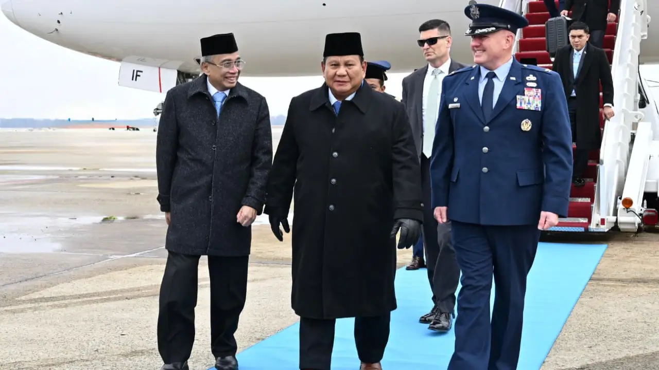 Presiden Prabowo Subianto tiba di Pangkalan Militer Andrews, Washington DC, disambut pejabat Indonesia dan Amerika Serikat. Foto BPMI Setpres