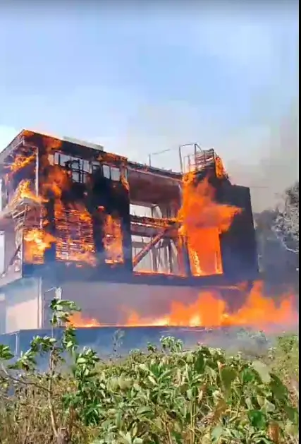 Api melahap Villa Paduppa Resort di kawasan Pantai Bira, Selasa (3/3/2026). Foto Info Reaksi Cepat