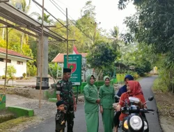 Koramil Bontotiro Bulukumba Bagi Takjil kepada Masyarakat