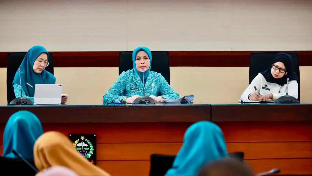 Ketua TP PKK Bulukumba Andi Herfida Muchtar memaparkan inovasi PEDAS dan distribusi MBG pada Rakorda Bangga Kencana.