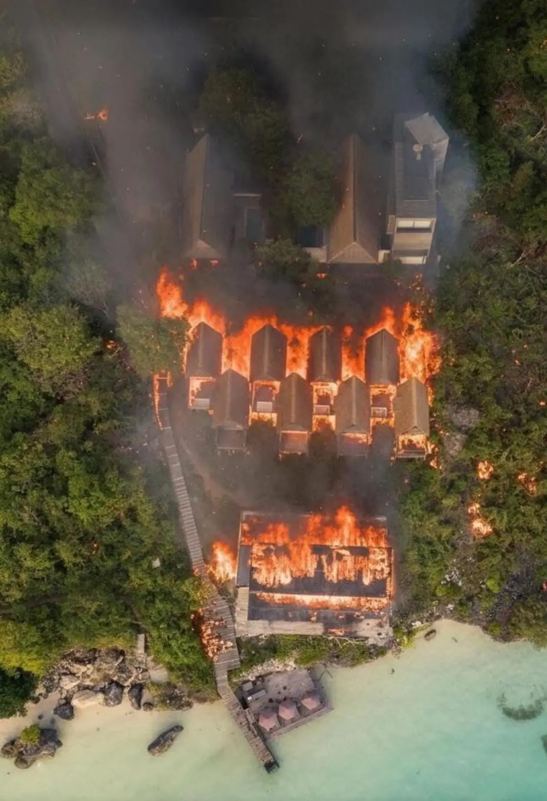 Api melahap Villa Paduppa Resort di kawasan Pantai Bira, Selasa (3/3/2026). Foto Info Reaksi Cepat