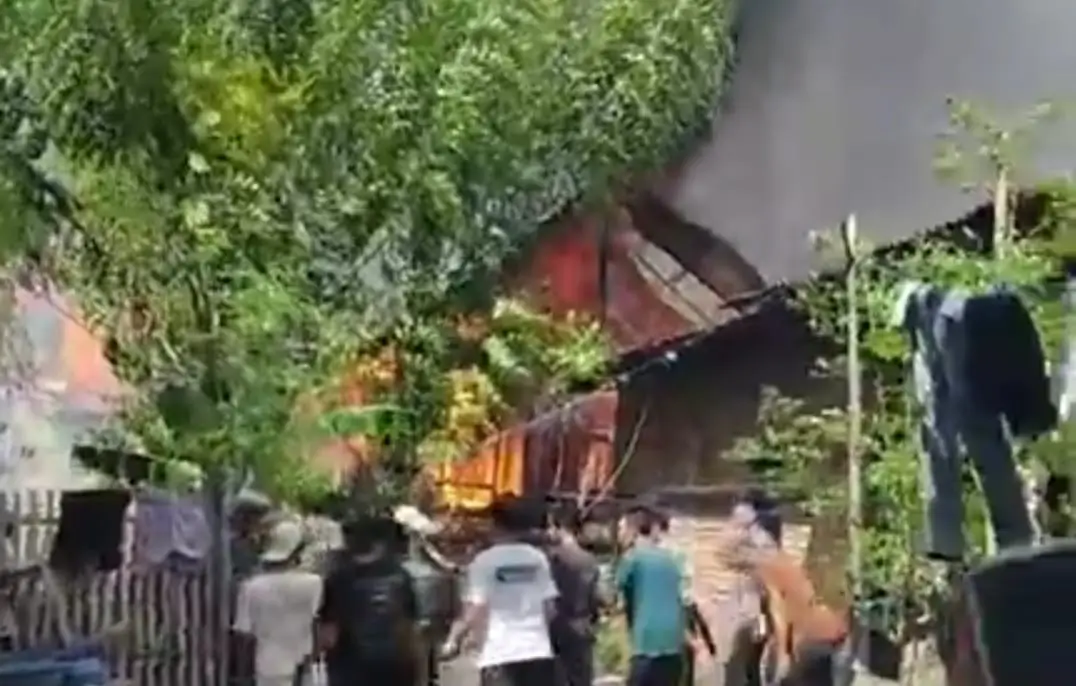 Kebakaran di Terang-terang belakang kantor cabang BRI Bulukumba, Rabu (4/3). Foto ist