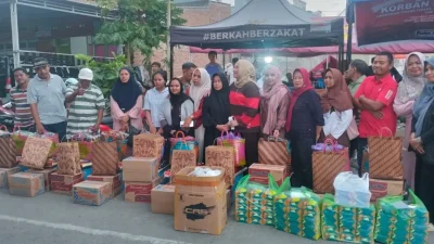 Alumni angkatan 1993 SMA Negeri 1 (SMANSA) Bulukumba bantu korban musibah kebakaran di Terang-terang. Foto ist