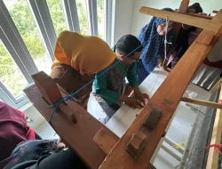 Pengrajin Tenun Bira Pelatihan Desain Modern