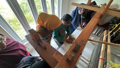 Pengrajin tenun Bira mengikuti pelatihan pengembangan desain motif bersama praktisi kriya nasional di IKM Bira.