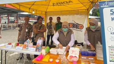 Petugas Dinas Kesehatan Bulukumba bersama BPOM memeriksa sampel takjil pedagang di kawasan Ramadhan Chill and Cullinary. Foto Kominfo Bulukumba