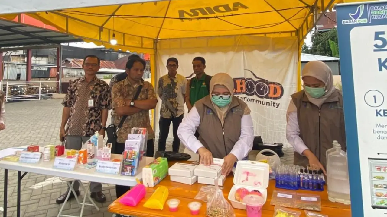 Petugas Dinas Kesehatan Bulukumba bersama BPOM memeriksa sampel takjil pedagang di kawasan Ramadhan Chill and Cullinary. Foto Kominfo Bulukumba