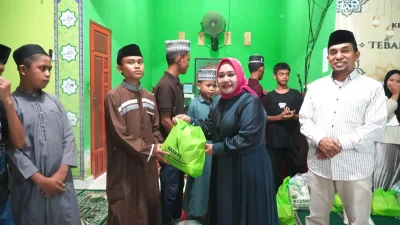 Penyerahan bantuan zakat dan sembako kepada siswa MTsN Bulukumba dalam program Tebar Harapan Ramadan. Dok