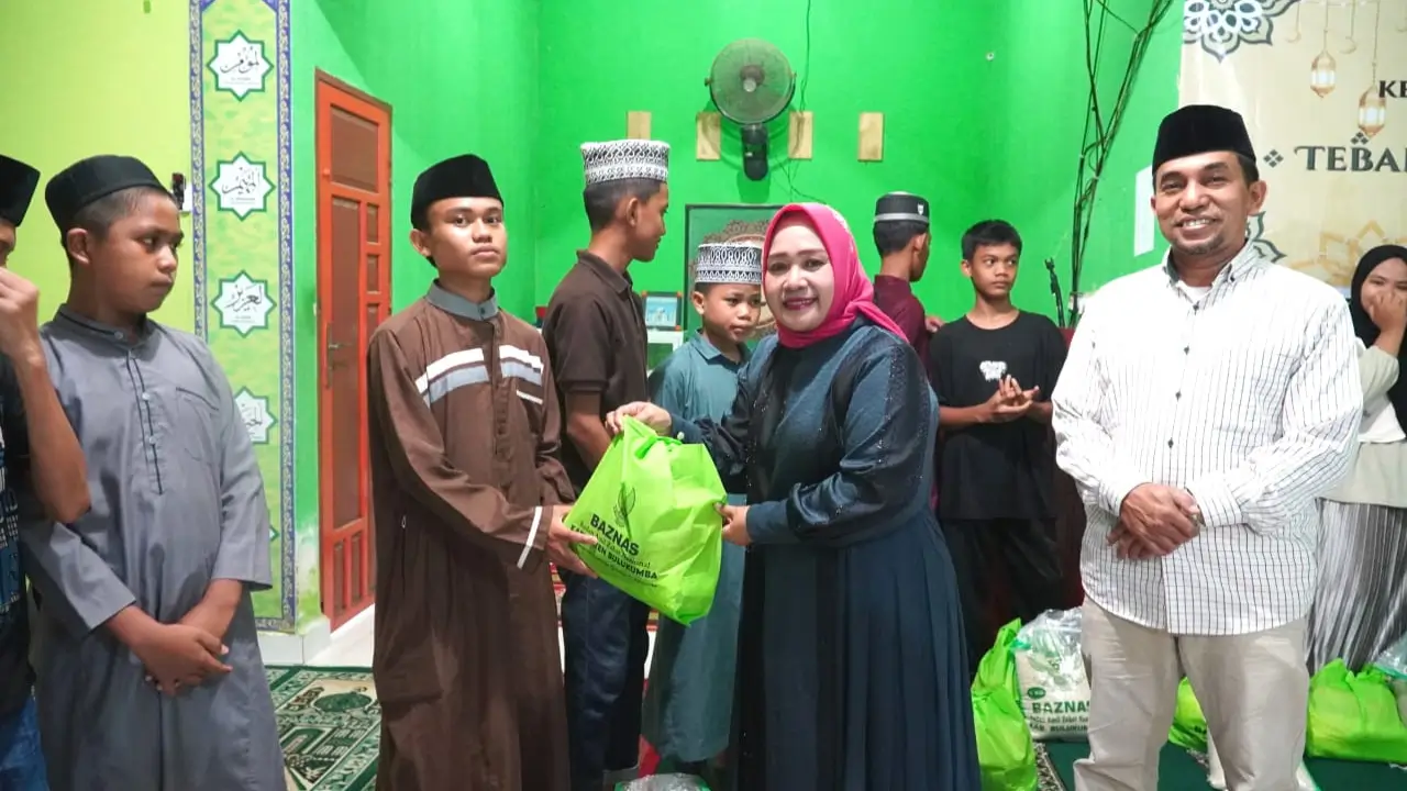 Penyerahan bantuan zakat dan sembako kepada siswa MTsN Bulukumba dalam program Tebar Harapan Ramadan. Dok