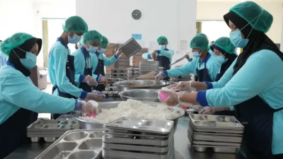 BGN menyebut Program Makan Bergizi Gratis juga melibatkan UMKM seperti pedagang roti keliling untuk memperkuat ekonomi lokal.