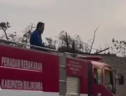 Di Balik Aksi Damkar Bulukumba, Kehilangan Ponsel dan Shalat di Atas Mobil