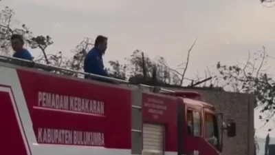 Petugas Damkar Bulukumba menjalankan ibadah di sela tugas. Foto Nyois/FB