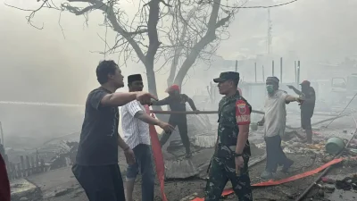 Dandim 1411/Blk (Letkol Inf Heraldo Tabasonda), bersama Danramil 1411-04/Ujung Bulu ke lokasi kebakaran. Foto ist
