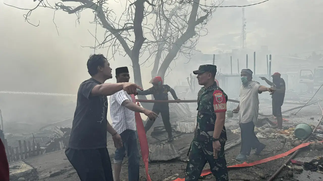 Dandim 1411/Blk (Letkol Inf Heraldo Tabasonda), bersama Danramil 1411-04/Ujung Bulu ke lokasi kebakaran. Foto ist