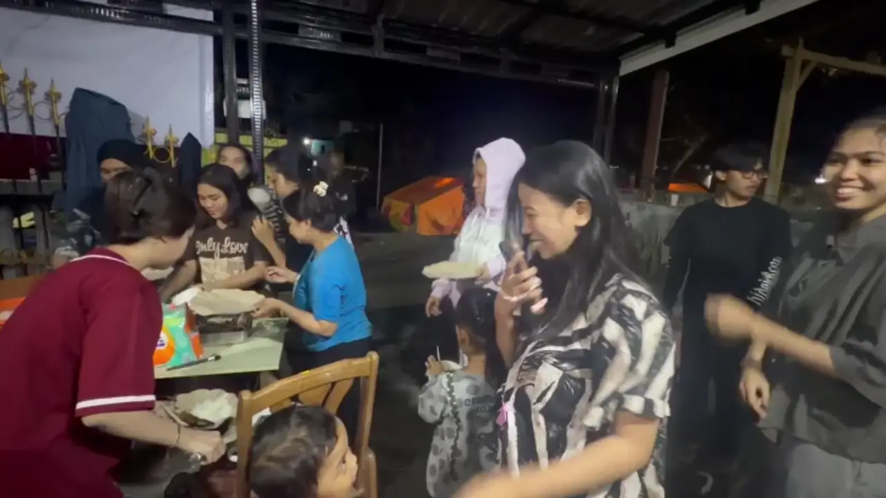 Relawan dapur umum mitra MBG menyiapkan makanan bagi korban kebakaran di Kelurahan Terang-Terang Bulukumba.