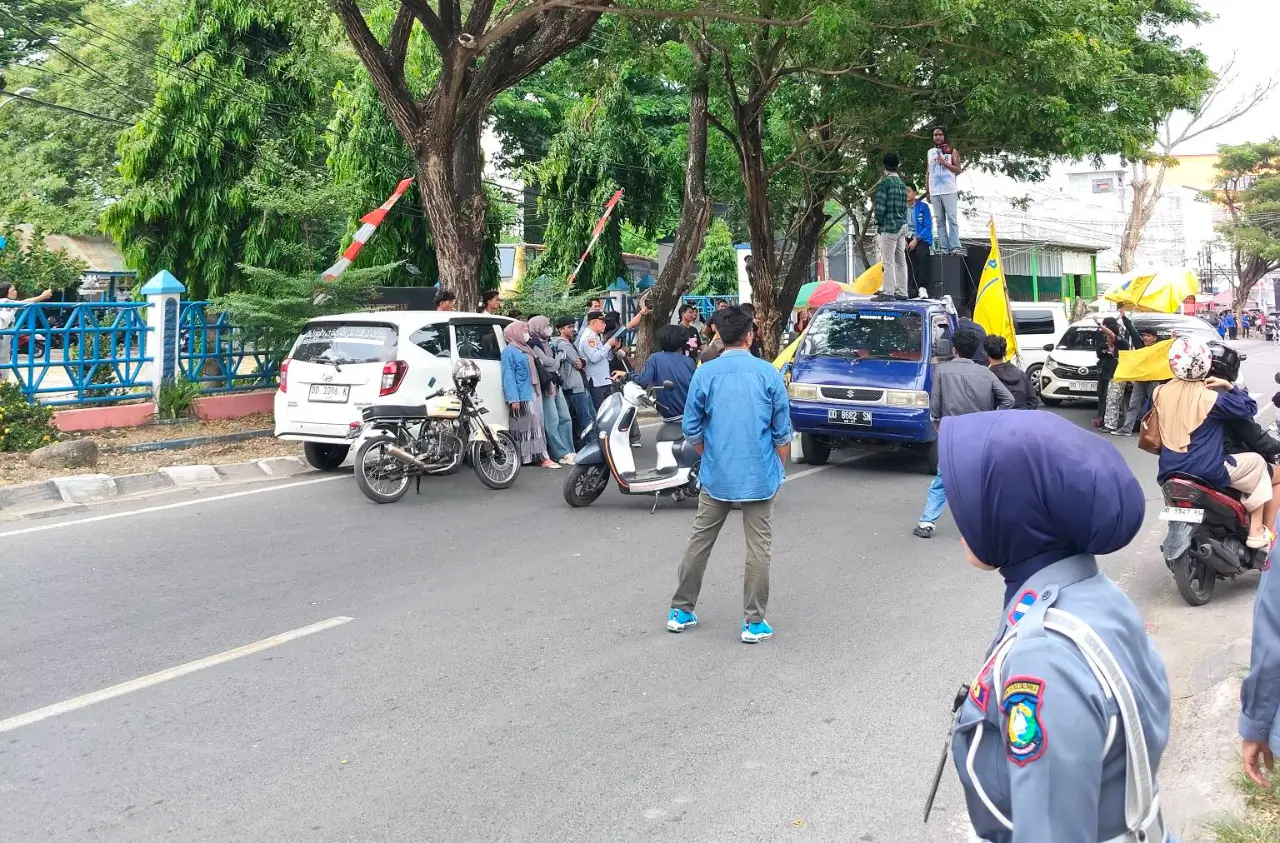 Sopir travel dan mahasiswa PMII menggelar aksi demonstrasi di depan kantor DPRD Bulukumba. Foto Riyha Haeriah/FB
