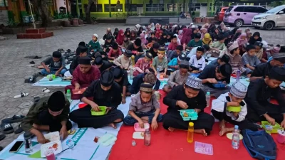 Siswa MIN Bulukumba menikmati hidangan buka puasa bersama yang difasilitasi program Makan Bergizi Gratis atau MBG.