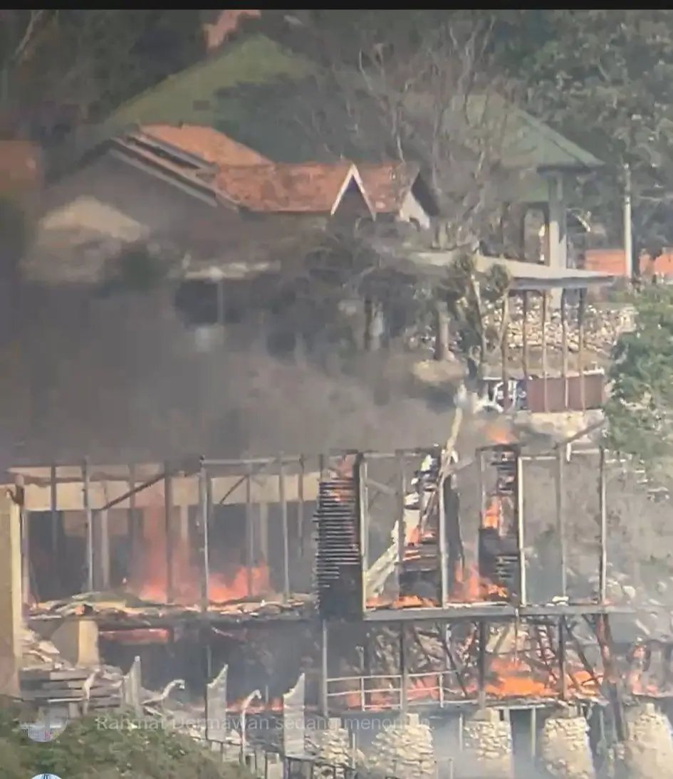 Kebakaran menghanguskan beberapa Villa Paduppa Resort. Foto Indah Pebrianti/FB