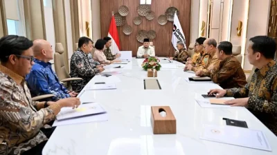 Presiden Prabowo Subianto saat menerima Dewan Ekonomi Nasional dan sejumlah menteri membahas situasi ekonomi global. Foto BPMI Setpres