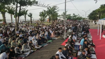 Suasana Shalat Id di Pantai Merpati Bulukumba, Sulawesi Selatan. Foto ist
