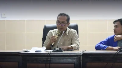 Wakil Ketua DPRD Bulukumba menerima perwakilan PMII dan sopir travel yang menyampaikan aspirasi di ruang DPRD. Foto Dok