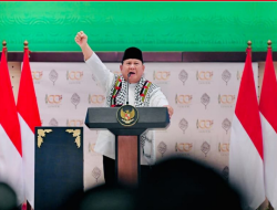 Dikalungi Keffiyeh Dubes Palestina, Prabowo Pekikkan ‘Free Palestine’ di Harlah Seabad Gontor