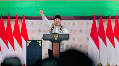 Dikalungi Keffiyeh Dubes Palestina, Prabowo Pekikkan ‘Free Palestine’ di Harlah Seabad Gontor