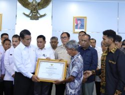 Mentan Beri Beasiswa Rp300 Juta Korban Gugur di Jayawijaya