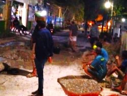 Ancam Keselamatan Wisatawan, Warga Tritiro Ambil Alih Perbaikan Jalan Rusak Parah